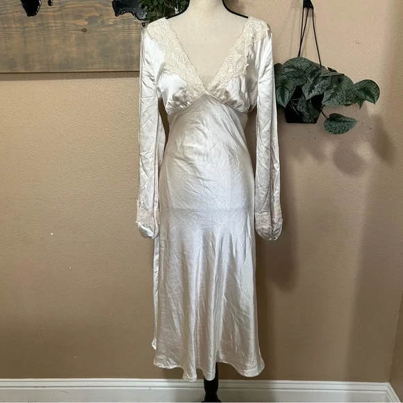 Illustrious Elegance Champagne Satin Long Sleeve Midi Dress - Picture 2 of 8